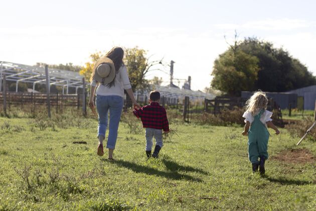 农场孩子和女人在大自然中全速前进活动乡村乡村