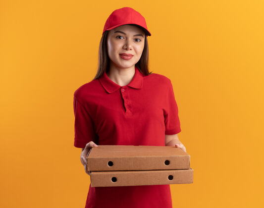 盒子穿着制服的漂亮送货员手里拿着比萨饼盒披萨女士橙色