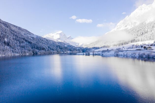 寒冷在阳光明媚的日子 雪山边的湖边山顶晴朗湖泊