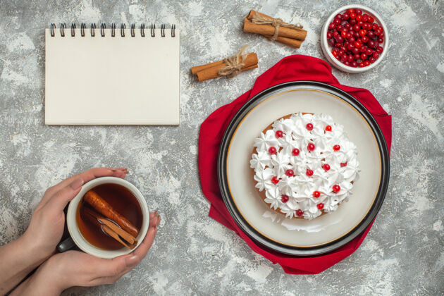 茶俯瞰美味的奶油蛋糕装饰水果上的红布奶油蛋糕毛巾冰