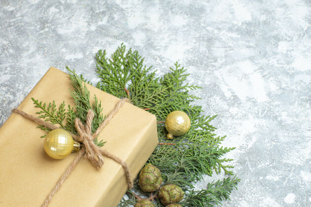 圣诞节前视图圣诞礼物与白色背景上的绿色树枝季节年节日