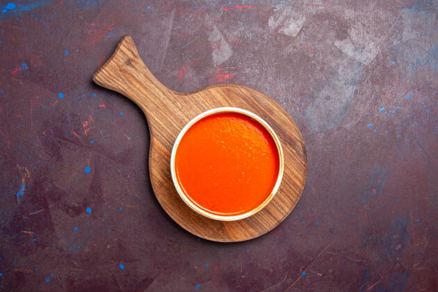 食物俯瞰美味的西红柿汤由新鲜的红色西红柿烹制而成 背景为深色的西红柿汤餐碟酱容器烹饪新鲜