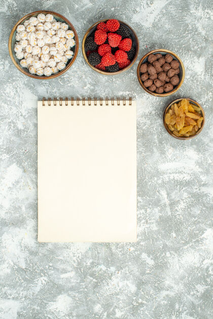 茶顶视图不同的糖果与笔记本上的灯桌糖果糖茶甜饼糖空白糖果
