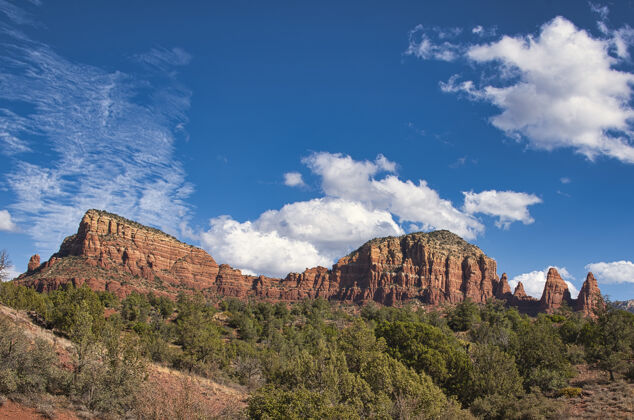 多云亚利桑那州塞多纳的红岩美景干旱亚利桑那州公园