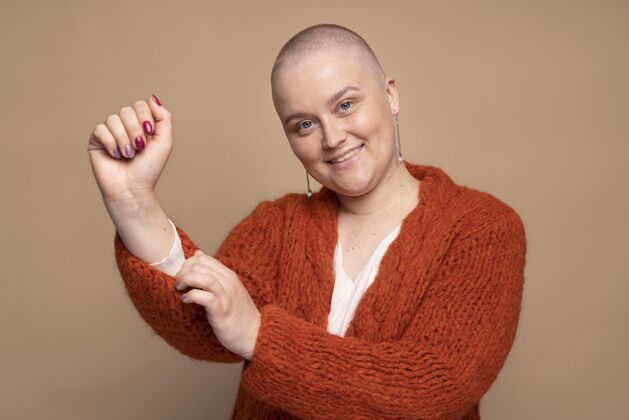 意识笑脸坚强的女人对抗乳腺癌乳腺癌支持病人