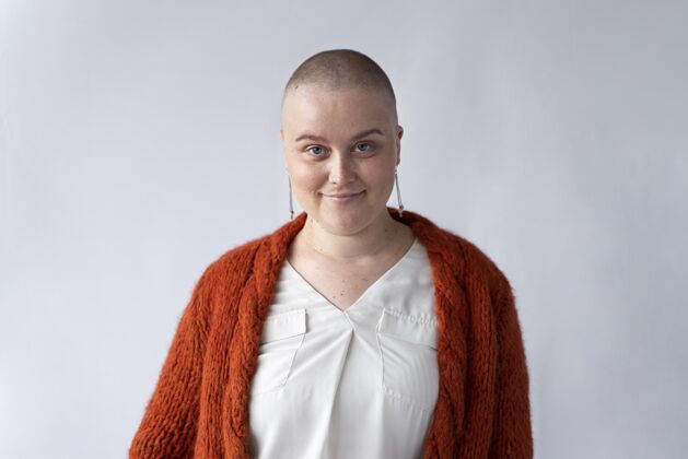女人笑脸坚强的女人对抗乳腺癌疾病癌症支持