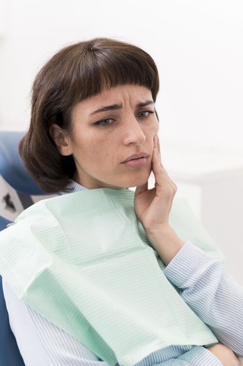 专业在牙科诊所牙疼的女病人正畸牙痛从业者