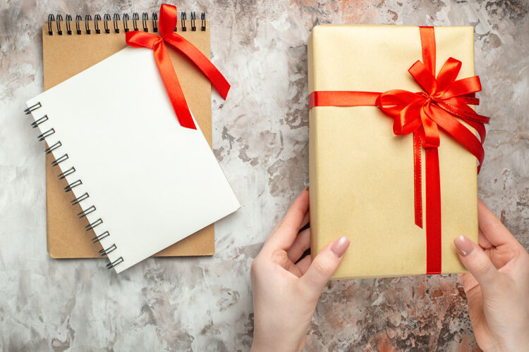 礼物顶视图圣诞礼物绑上红色蝴蝶结白色新年礼物照片节日颜色圣诞节蝴蝶结圣诞节信封