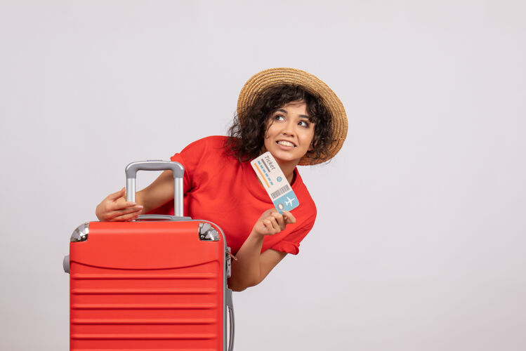 年轻女性正面图年轻女子背着包准备旅行拿着白色背景色的太阳旅行旅游度假休息飞机上的机票微笑包等待
