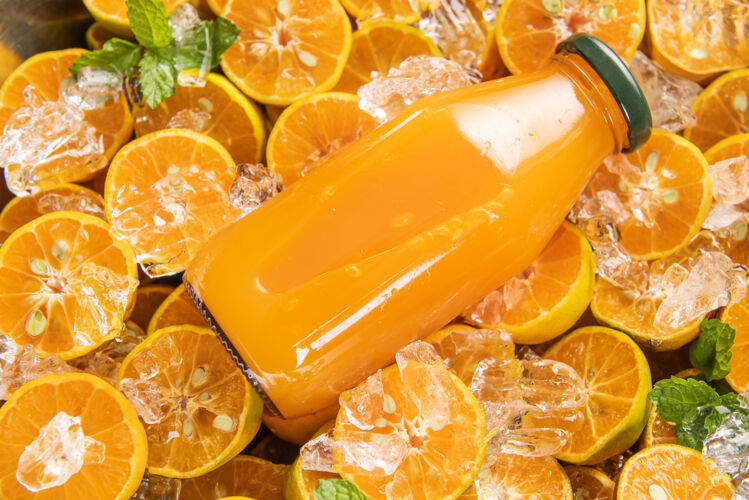 明亮新鲜橙汁装在玻璃瓶中 配薄荷 新鲜水果选择性聚焦寒冷薄荷柑橘