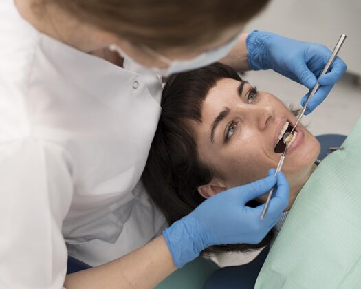 病人年轻的女病人在正畸医生那里做牙科手术水平职业医疗