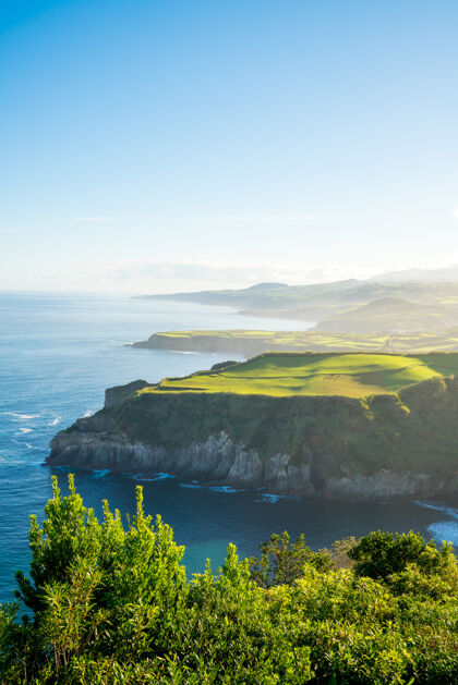 葡萄牙迷人的拍摄在亚速尔群岛 葡萄牙美丽的海景游泳山脉海洋