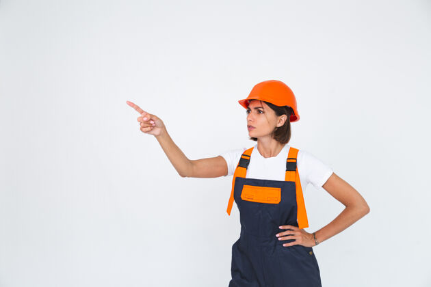 脾气暴躁漂亮的女工程师在建筑防护头盔上怒气冲冲地骂工人不安情绪尖叫