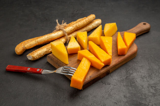 胡萝卜前视图切片新鲜奶酪和黑面包照片快餐餐彩色早餐薯片前面食物根