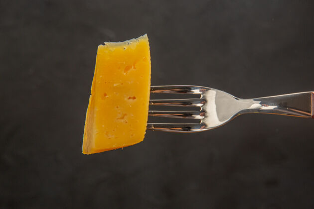 新鲜前视新鲜奶酪片叉子深色小吃餐色照片酥脆饭菜小吃食物