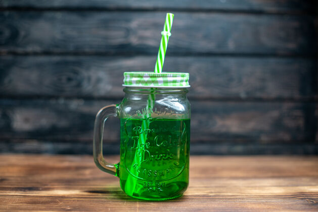 酒精正面图绿色苹果汁里面可以放在棕色的木桌上喝鸡尾酒颜色的水果木头酒吧瓶子
