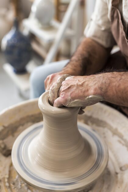 工艺在室内做陶器的人艺术家室内工匠