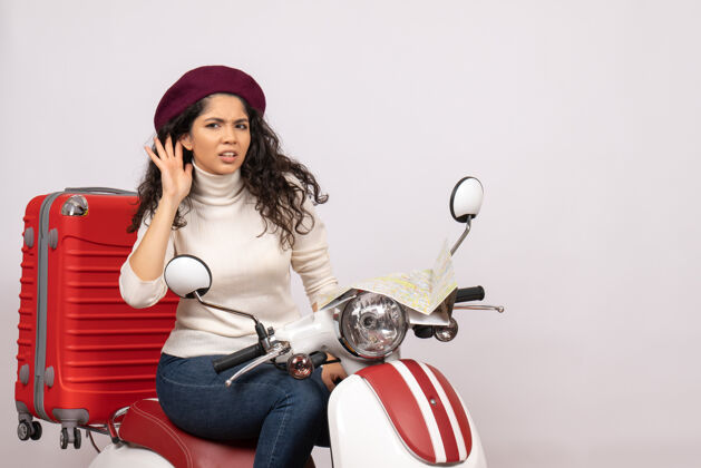 坐正面图年轻女子骑在白色背景车上骑摩托车度假女子城道路城市摩托车
