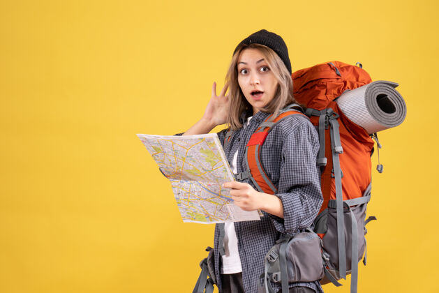 时尚旅行女拿着地图困惑着背包可爱肖像困惑