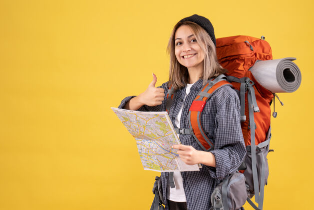 拇指旅行妇女背着背包拿着地图做拇指向上的标志肖像模型地图