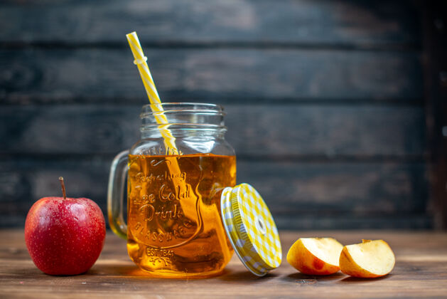 酒吧正面图新鲜苹果汁罐内配新鲜苹果深色酒吧水果饮料照片鸡尾酒颜色健康玻璃杯苹果