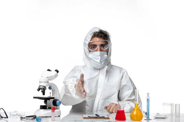 口罩男医生穿着防护服 戴着消毒口罩 在白色皮肤上握手实验室外套病毒大流行