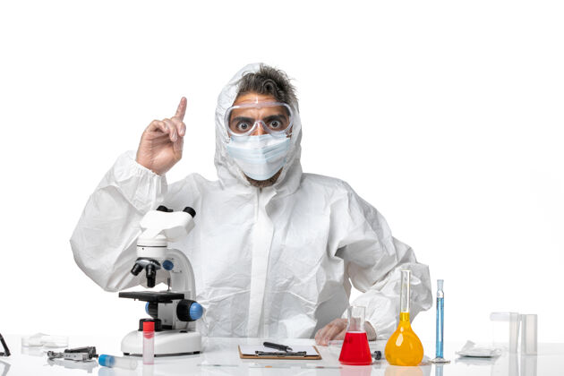 实验室外套男医生穿着防护服 戴着口罩 在白色的脸上摆姿势姿势防护西装