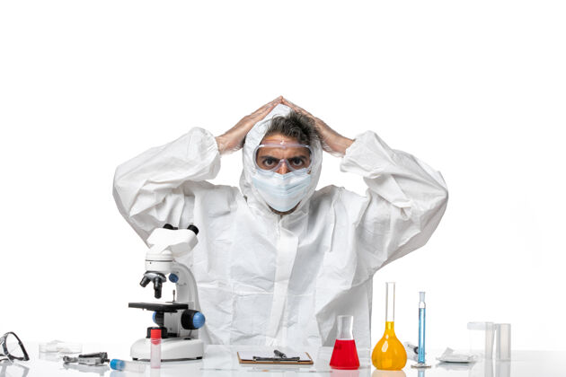 医学正面图：男医生穿着防护服 戴着无菌口罩 摆在白色的脸上专业实验室外套外套