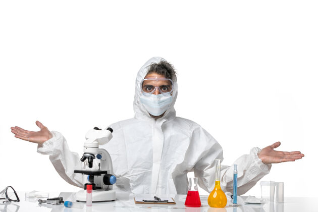 套装正面图：男医生穿着防护服 戴着无菌口罩 摆在白色的脸上男人实验室外套男医生