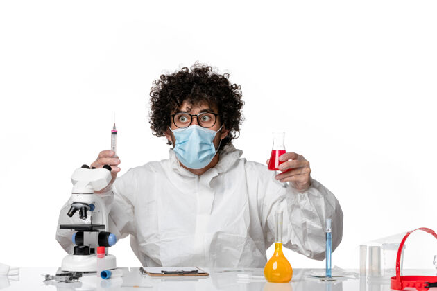 男人男医生穿着防护服 戴着口罩 用白色溶液工作实验室工作服医生