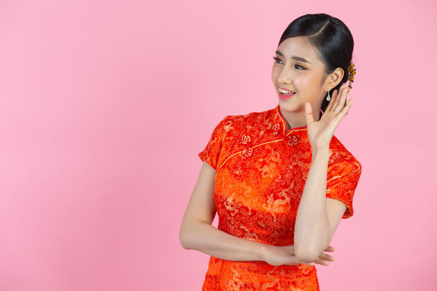 女人美丽的亚洲女人开心地笑着 张大嘴巴喊着 在粉色背景的中国新年里年东方中国