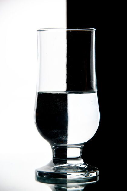 葡萄酒前视图酒杯上的水是黑白透明的喝葡萄酒的照片正面酒杯庆典