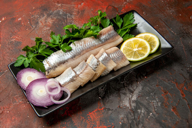 洋葱前视图新鲜鱼片与绿色和洋葱内黑锅上的深色小吃肉色餐海鲜照片午餐美食食物