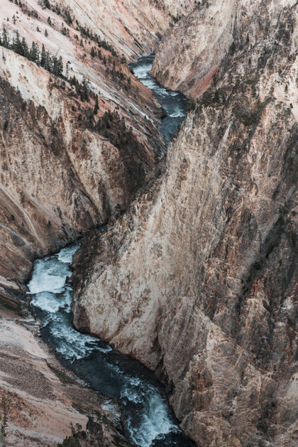 瀑布美国黄石国家公园鸟瞰图野生树瀑布
