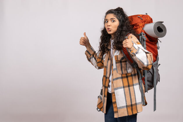 校园正面图年轻女子背着背包在白色背景校园徒步旅行度假山林空中旅游者年轻女性徒步旅行成人