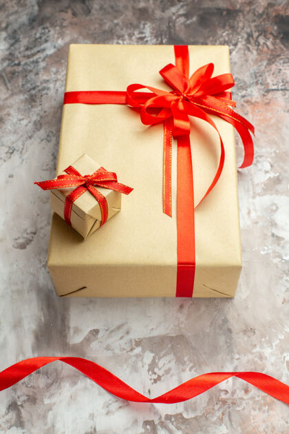 礼物半顶视图圣诞礼物与红色蝴蝶结在白色照片假日颜色新年礼物圣诞圣诞节礼物庆祝