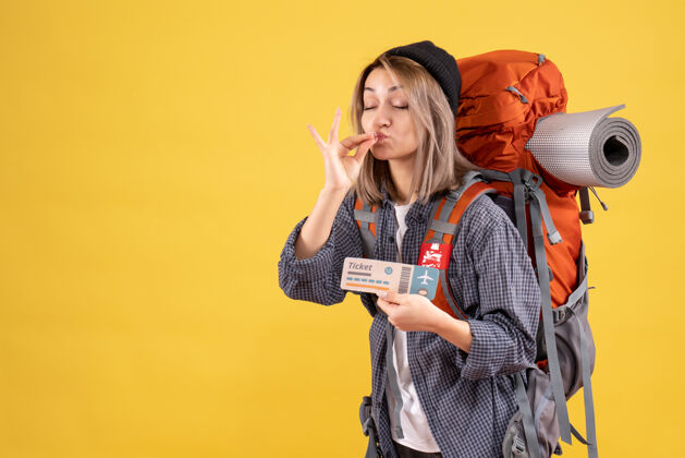 票旅行女背着背包拿着机票做厨师亲的牌子女旅客成人背包