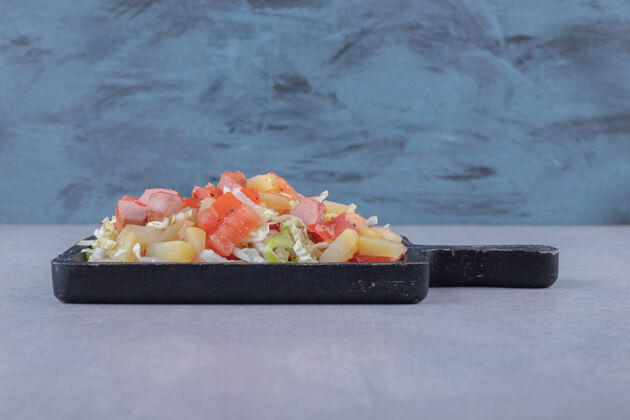 沙拉肉片香肠配新鲜色拉在黑板上食物西红柿香肠