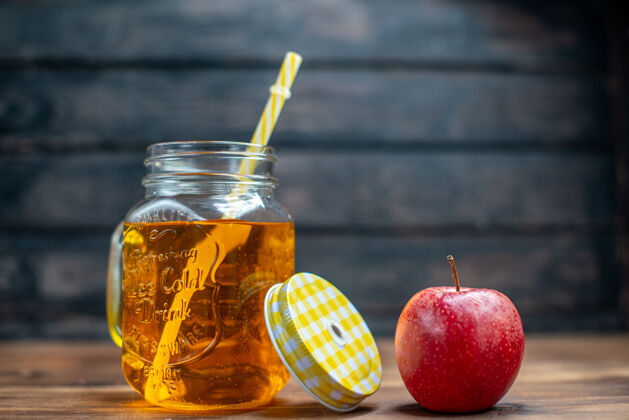 蜂蜜正面图新鲜苹果汁内罐 带新鲜苹果的深色吧台水果饮料图片鸡尾酒颜色健康水果苹果