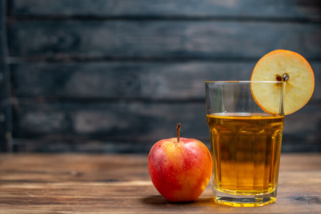 健康前视图新鲜的苹果汁与新鲜的深色苹果饮料照片鸡尾酒水果新鲜石榴苹果