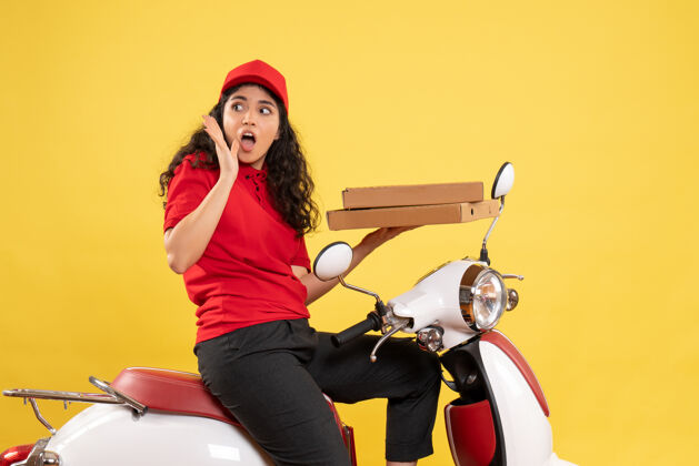 工作前视图骑自行车的女快递员拿着黄色背景上的比萨饼盒工作服务人员女快递员工作送货服务披萨