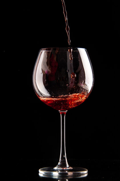 葡萄酒前视图酒杯上倒满了红酒 黑色的 喝香槟酒香槟成人酒杯