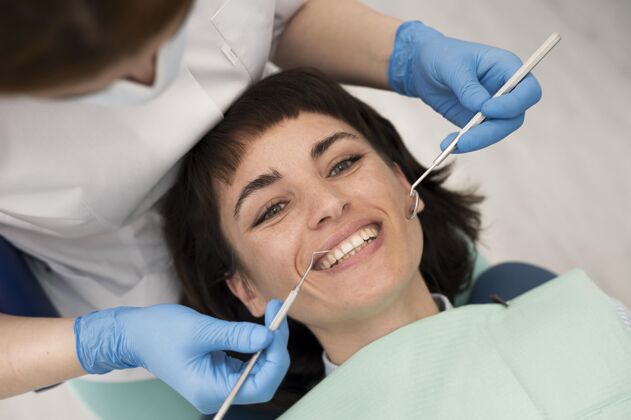 职业年轻的女病人在正畸医生那里做牙科手术水平职业女性