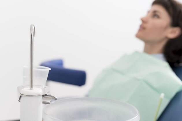 就业年轻的女病人在牙医那里等着做牙科手术工人医生职业