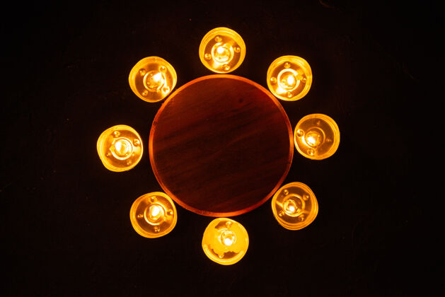 死亡燃烧的蜡烛作为倒下的黑暗墙壁的记忆俯视图圆形球体黑暗