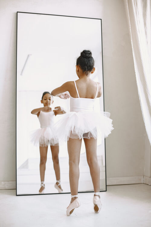 经典可爱的小芭蕾舞演员孩子在房间里跳舞孩子在舞蹈课上服装芭蕾舞孩子