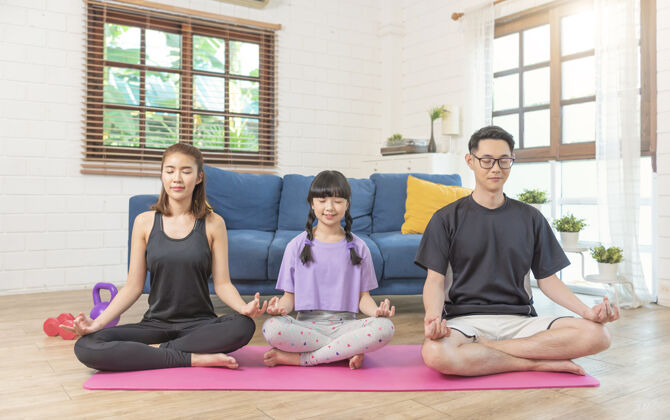 活跃亚洲家庭健康冥想在家锻炼 运动 健身 做瑜伽家庭运动健身概念家庭健美操放松