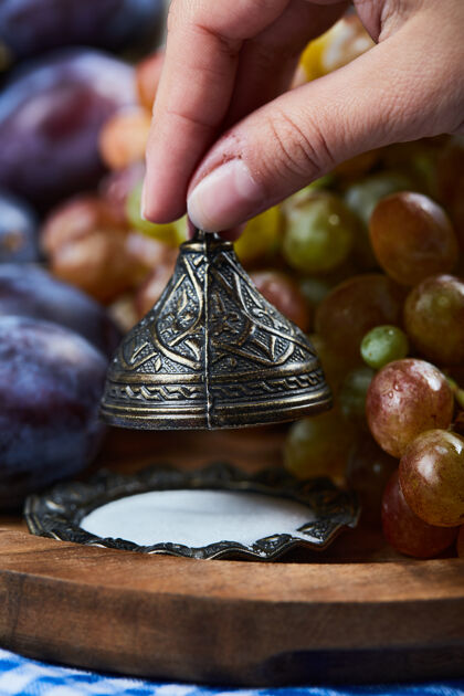 水果新鲜的李子 一串葡萄和盐放在木板上成熟紫色李子