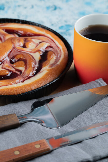 面粉甜甜可口的馅饼配上一杯咖啡或热巧克力糕点拿铁喜悦
