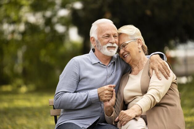 成人中枪笑脸老夫妇坐关系老年爱情